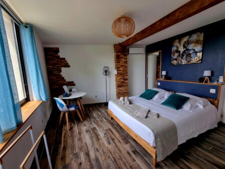 Chambre Saint-Chinian

Spacieuse, élégante et confortable, la Saint-Chinian vous accueille dans une atmosphère douce et reposante, idéale pour profiter pleinement de votre séjour à la Villa Alyzea.